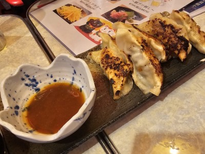 日本の東京で食べたお好み焼きと焼き餃子